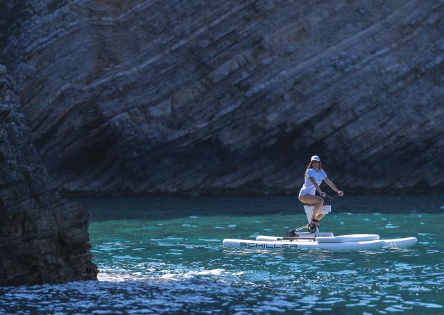 Waterbike vožnja kroz mirnu uvalu
